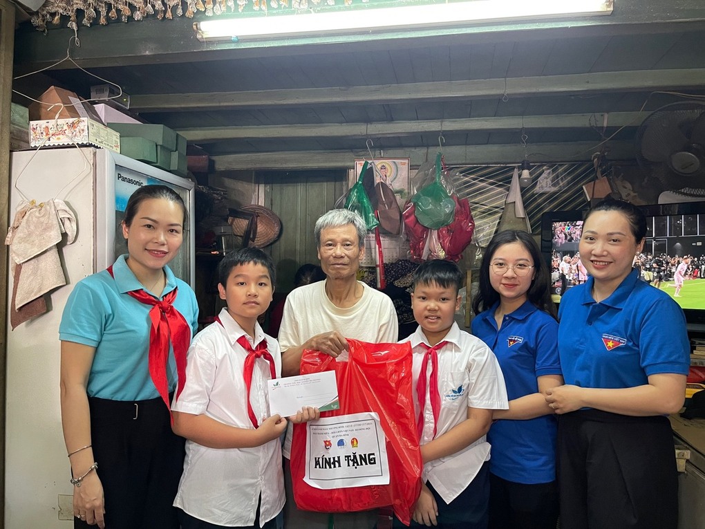 Tấm lòng tri ân của thầy trò Trường Tiểu học Nguyễn Tri Phương đến với các gia đình thương binh, liệt sỹ