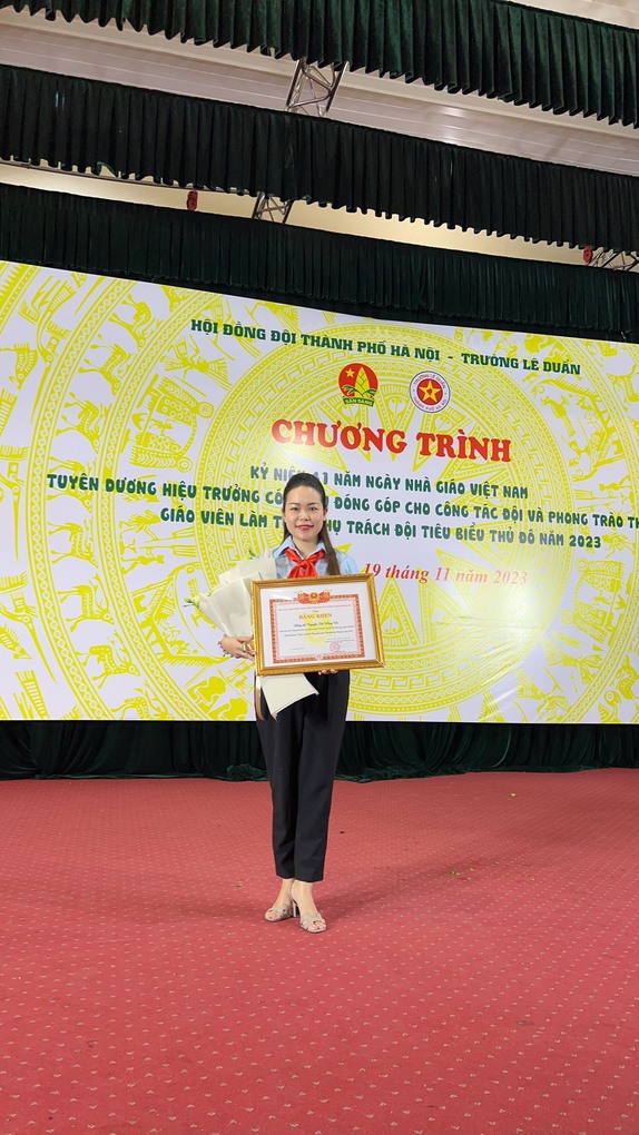 Cô giáo Nguyễn Thị Hồng Hà vinh dự nhận Bằng khen giáo viên Tổng phụ trách tiêu biểu Thủ đô 2023