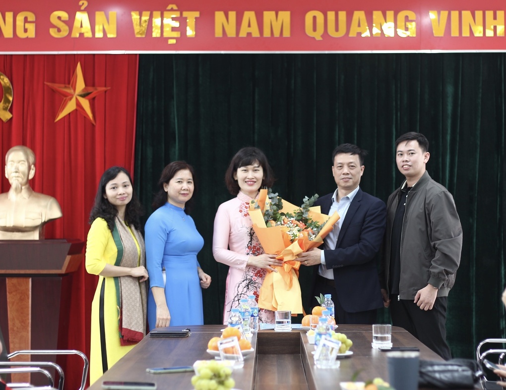 Trường Tiểu học Nguyễn Tri Phương chào đón đồng chí Hiệu trưởng mới - nhà giáo Đỗ Minh Thu