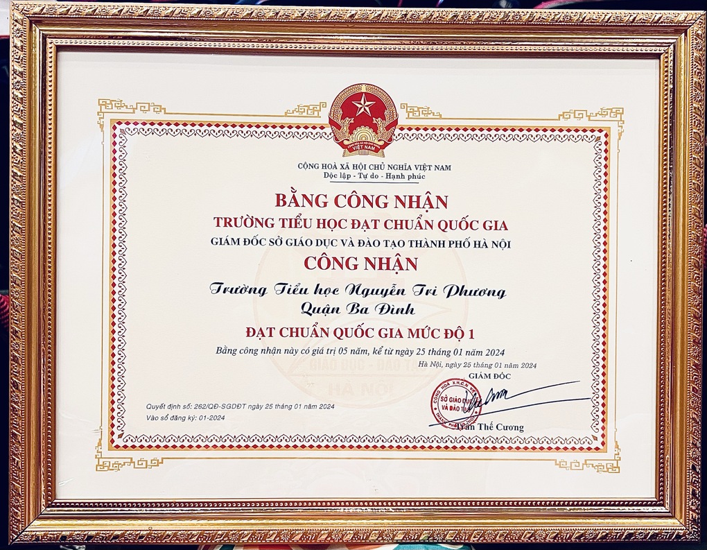 Trường Tiểu học Nguyễn Tri Phương vinh dự Bằng công nhận đạt chuẩn Quốc gia