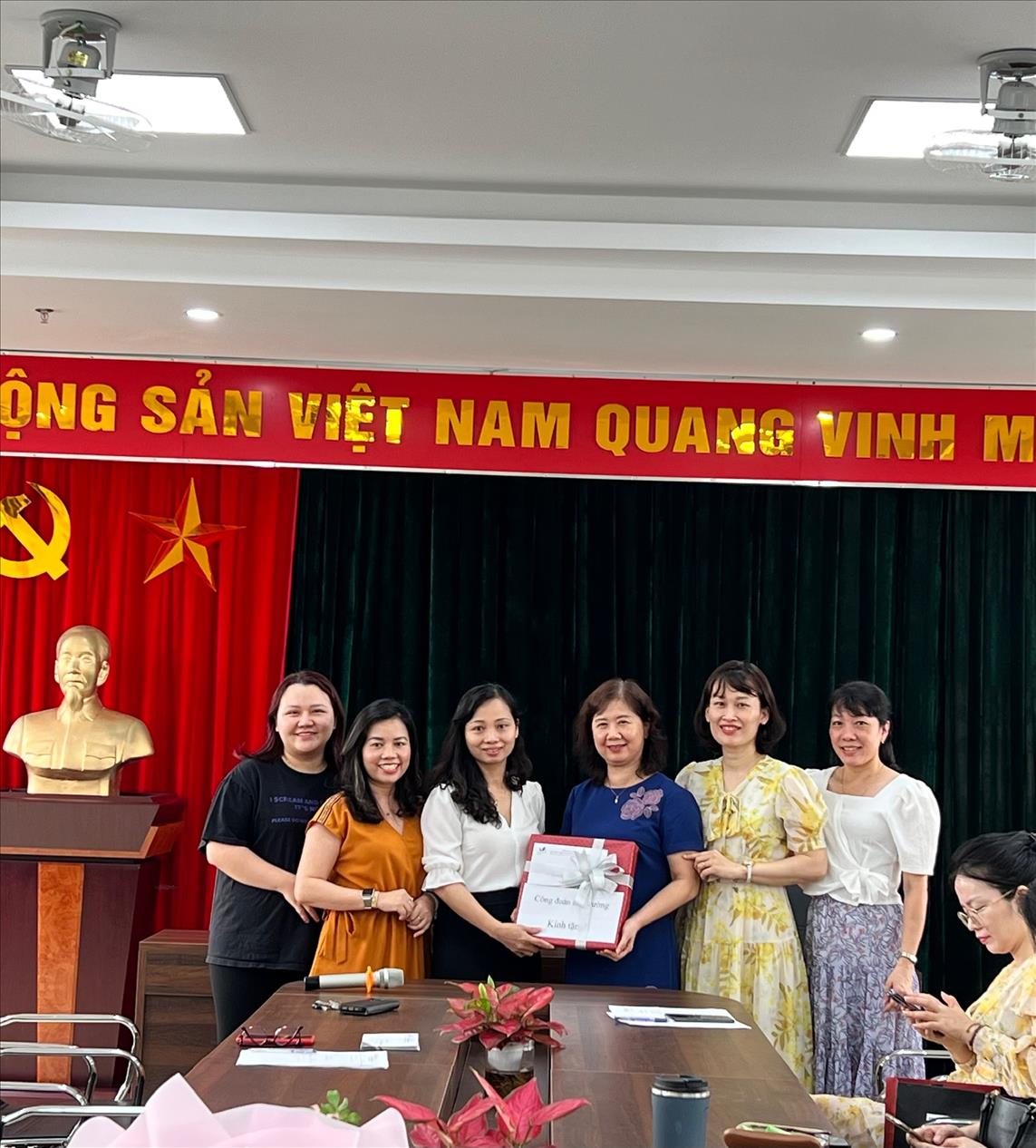 Buổi gặp mặt chia tay đồng chí Phạm Khánh Tuyết - Phó Hiệu trưởng nhà trường chuyển công tác