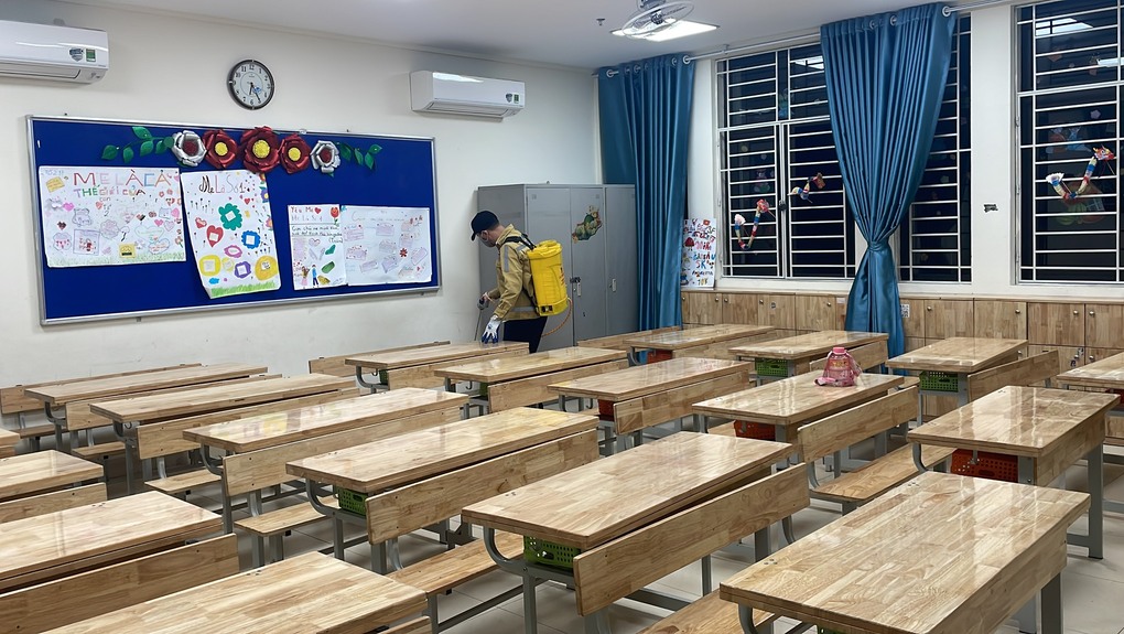 Trường Tiểu học Nguyễn Tri Phương phun thuốc muỗi để phòng chống dịch bệnh truyền nhiễm